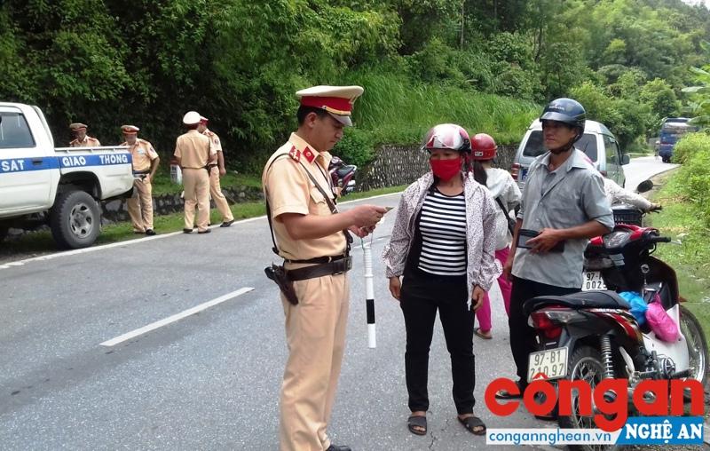 Lực lượng Cảnh sát Giao thông thường xuyên ứng trực trên những tuyến đường để đảm bảo trật tự an toàn giao thông