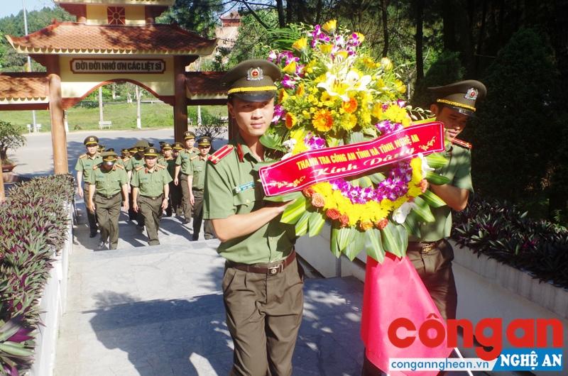 Thanh tra Công an tỉnh dâng hoa tại Đài tưởng niệm Ngã ba Đồng Lộc