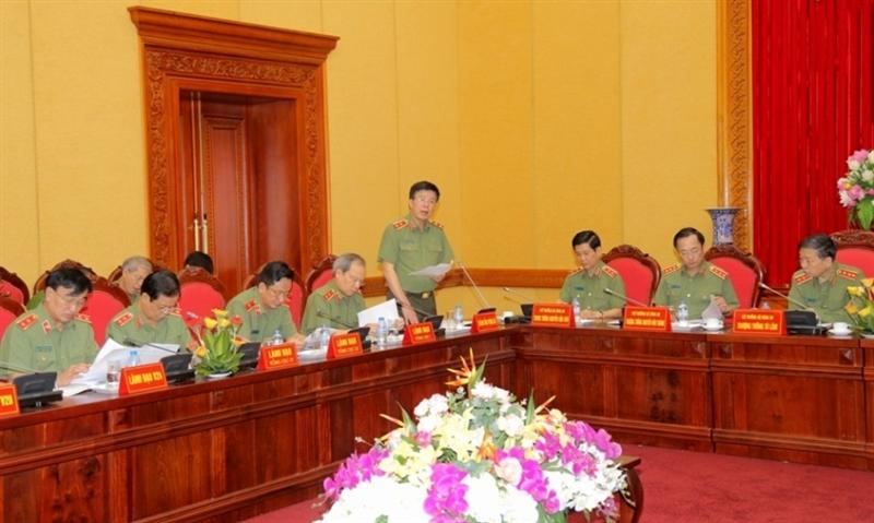 Trung tướng Nguyễn Danh Cộng, Chánh Văn phòng Bộ Công an báo cáo tình hình, kết quả công tác Công an tháng 4 năm 2017.