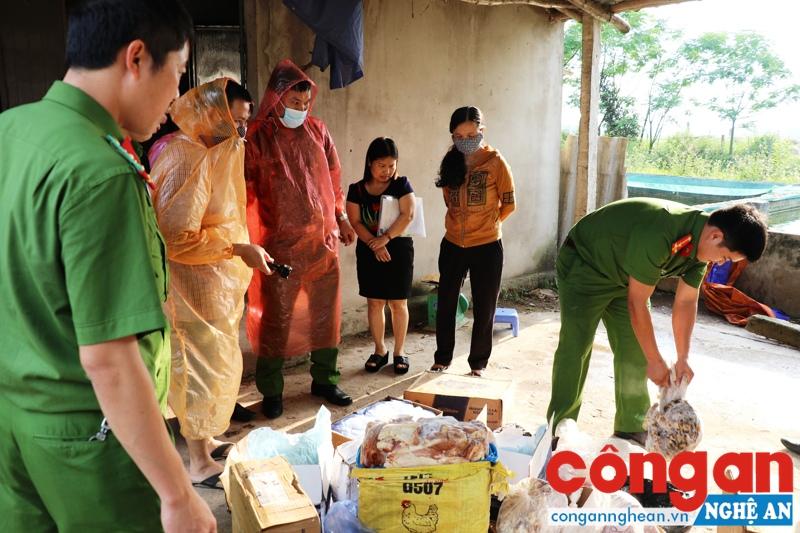 Lực lượng chức năng kiểm tra thực phẩm tại Hợp tác xã Hà Hương