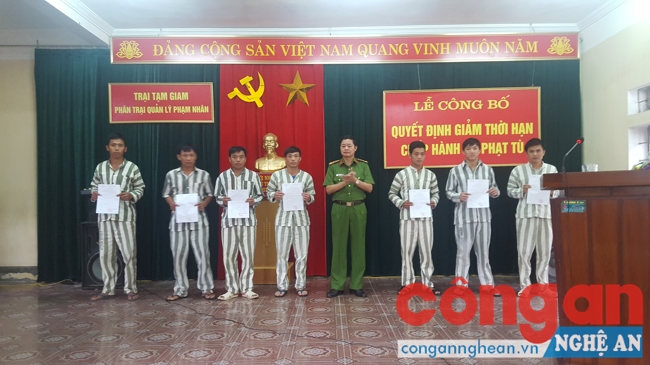 Đồng chí Đại tá Trần Sỹ Phàng, Giám thị Trại tạm giam trao quyết định giảm hết thời hạn chấp hành án phạt tù cho 7 phạm nhân