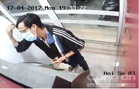 Đối tượng rút trộm tiền từ thẻ ATM của Sang - Ảnh: trích xuất từ camera trụ ATM