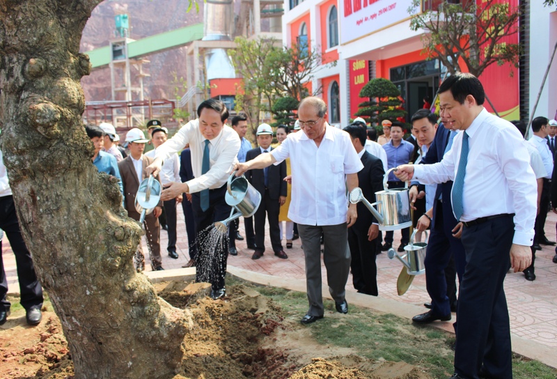 Các đại biểu trồng cây lưu niệm tại Nhà máy xi măng sông Lam.