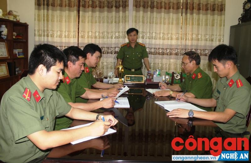 Trung tá Nguyễn Duy Thanh, Bí thư Đảng ủy, Trưởng Công an huyện Diễn Châu quán triệt công tác nâng cao chất lượng sinh hoạt đảng viên trong đội ngũ cốt cán