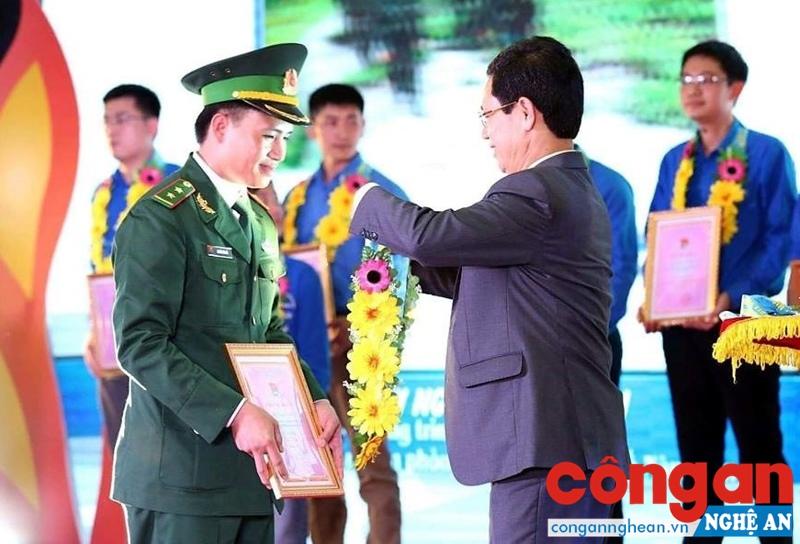 Đồng chí Nguyễn Xuân Sơn, Phó Bí thư Thường trực Tỉnh ủy trao chứng nhận “Thanh niên tiên tiến làm theo lời Bác” cho Trung úy Nguyễn Văn Hải