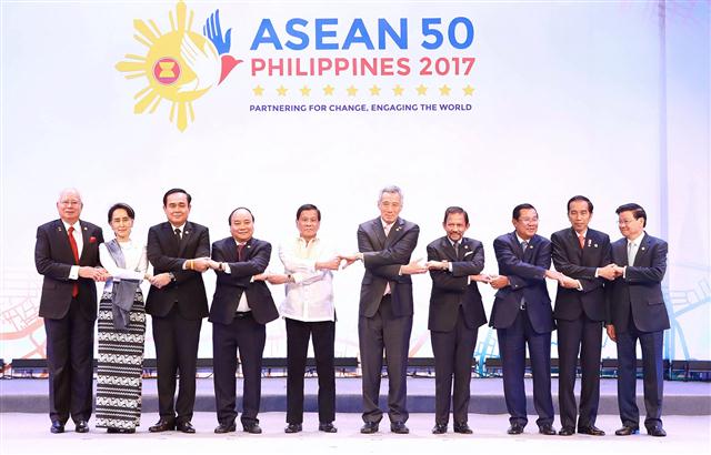 Thủ tướng Nguyễn Xuân Phúc và lãnh đạo các nước ASEAN.
