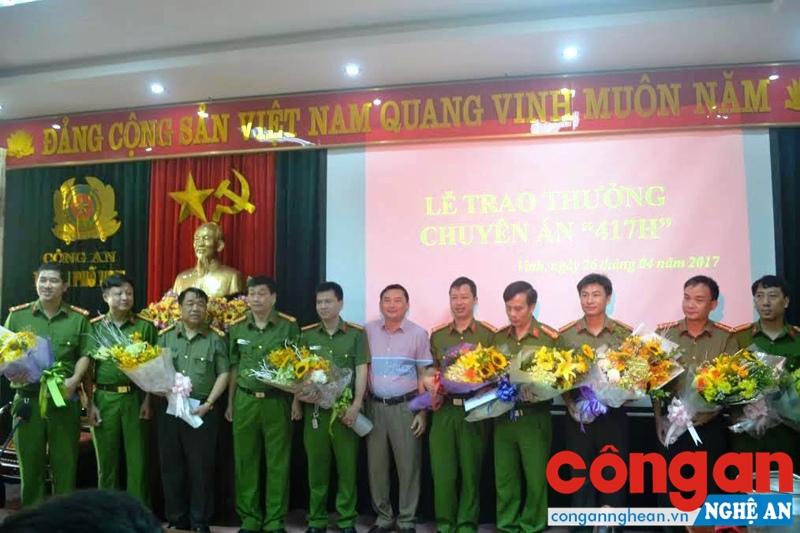 Đồng chí Đại tá Nguyễn Mạnh Hùng, Phó Giám đốc Công an tỉnh tặng hoa chúc mừng Ban chuyên án và CBCS tham gia phá án thành công