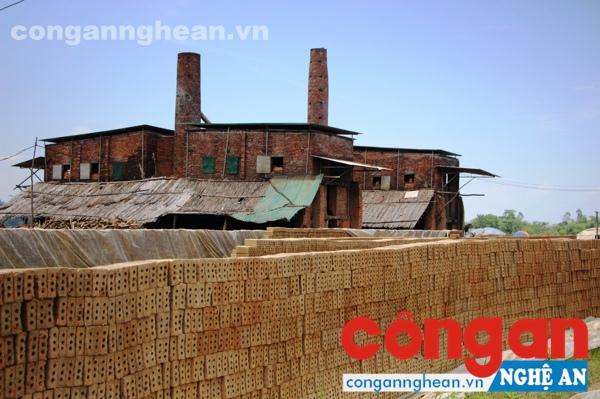 Lò gạch thủ công ở xã Tào Sơn, huyện Anh Sơn  vẫn hoạt động, bất chấp các văn bản chỉ đạo  của UBND tỉnh