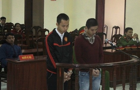 Lê Văn Tư và Cao Văn Hiếu, hai đối tượng lừa đảo qua facebook được đưa ra xét xử tại Quảng Trị.