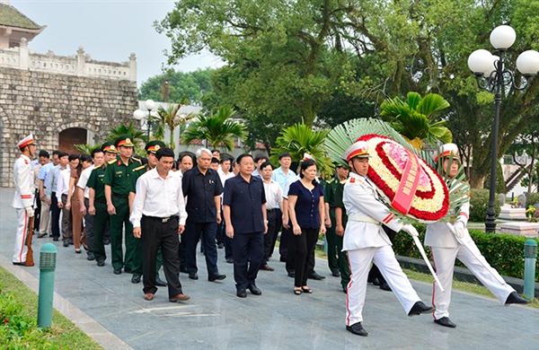 Ngày 5/5/2017, lãnh đạo tỉnh Điện Biên đến viếng các anh hùng, liệt sĩ tại Nghĩa trang Đồi A1. Ảnh: Báo Điện Biên