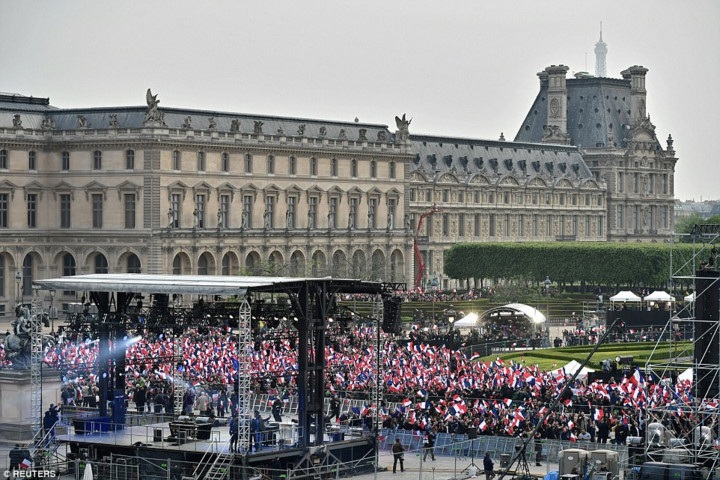 Quốc kỳ Pháp phủ kín khu vực ông Macron có bài diễn văn tuyên bố chiến thắng. (Ảnh : Reuters)