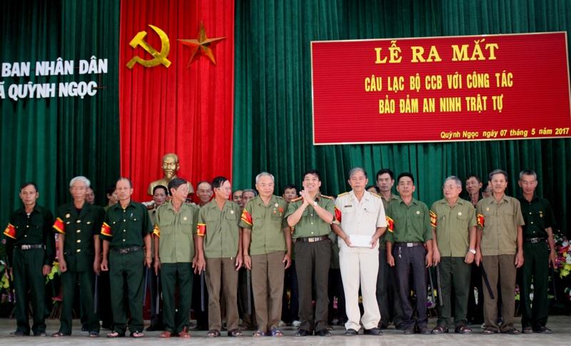 Đồng chí Đại tá Lê Khắc Thuyết - Phó Giám đốc Công an tỉnh chúc mừng và tặng quà cho CLB