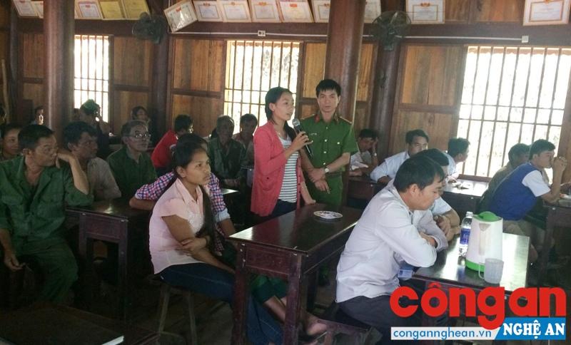 Phòng Cảnh sát Hình sự Công an tỉnh tuyên truyền pháp luật cho người dân tại huyện Kỳ Sơn