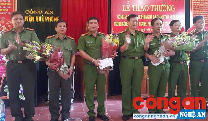 Đồng chí Đại tá Nguyễn Mạnh Hùng, Phó Giám đốc Công an tỉnh chúc mừng và trao thưởng cho Ban chuyên án 517C