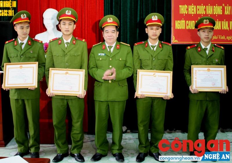 Lãnh đạo Cảnh sát PC&CC Nghệ An tặng Giấy khen cho CBCS có thành tích xuất sắc trong chiến đấu