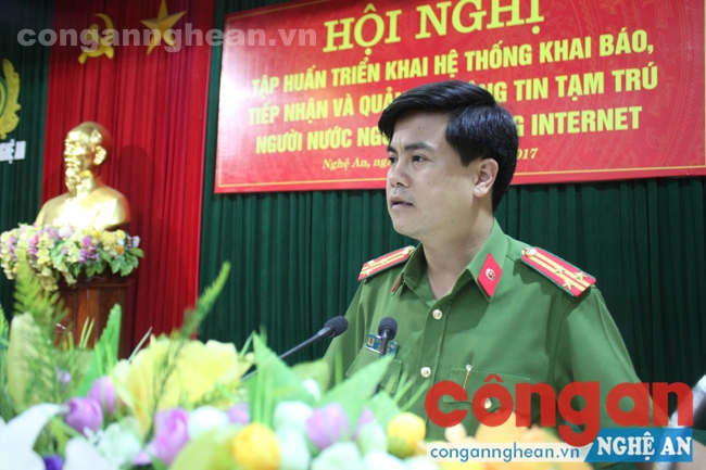 Đồng chí Thượng tá Nguyễn Đức Hải - Phó giám đốc Công an tỉnh phát biểu tại Hội nghị