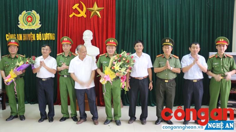 Lãnh đạo huyện Đô Lương trao thưởng cho CBCS Công an huyện