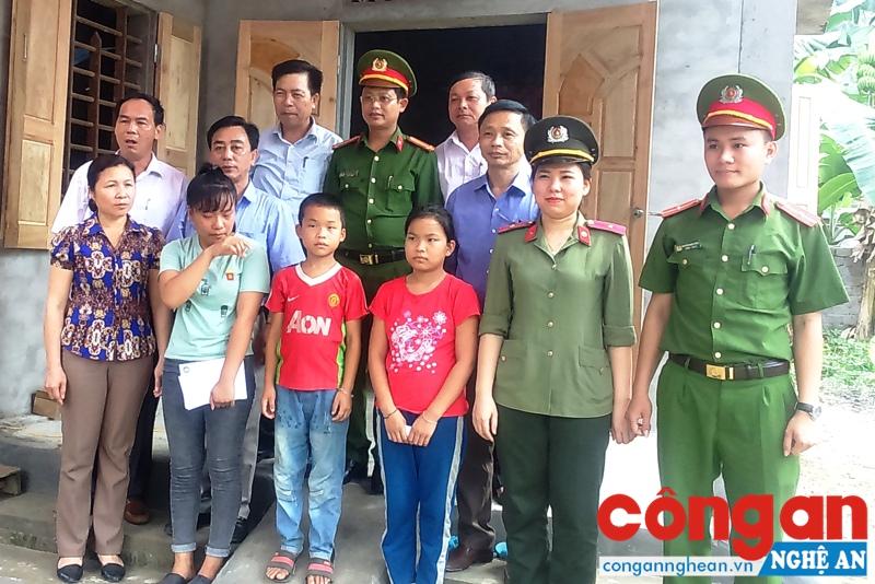 Bàn giao nhà đại đoàn kết cho gia đình em Vi Thị Hương