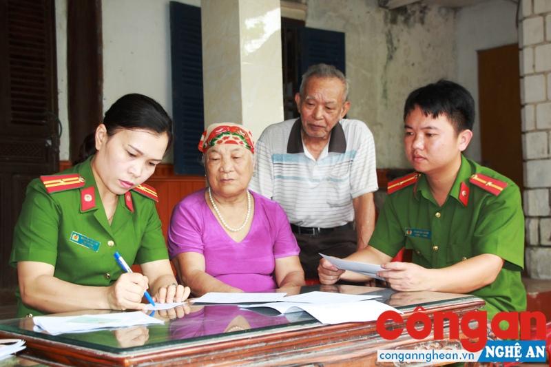 CBCS Công an huyện Hưng Nguyên xuống địa bàn làm thủ tục cấp phát CMND cho người neo đơn, hoàn cảnh khó khăn - Ảnh: Mai Hậu