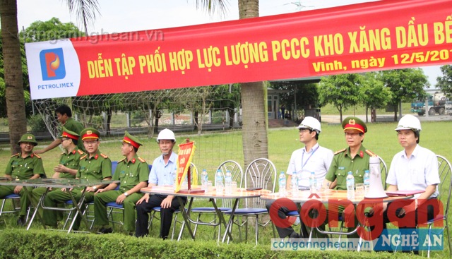 Lãnh đạo Cảnh sát PCCC&CNCH Nghệ An và Công ty xăng dầu Nghệ An tham dự, chỉ đạo công tác diễn tập