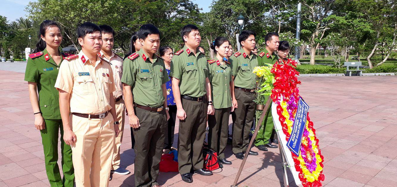 Đoàn công tác đã dâng lẵng hoa tươi thắm lên anh linh các anh hùng liệt sỹ tại Thành Cổ Quảng Trị