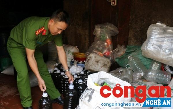 Công an huyện Đô Lương thu giữ mật chế biến không đúng quy trình và không đảm bảo an toàn vệ sinh thực phẩm