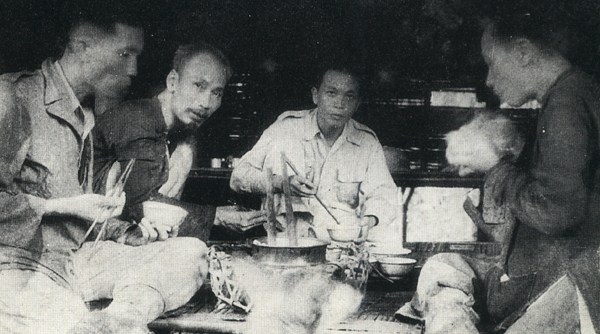 Một bữa cơm của Bác với các đồng chí Võ Nguyên Giáp, Trường Chinh trong những ngày tháng ở Việt Bắc. Ảnh tư liệu