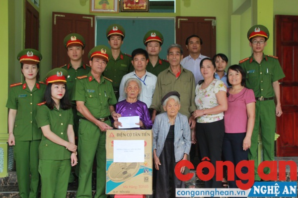Tập thể lãnh đạo cán bộ, chiến sĩ tặng quà cho mẹ Việt Nam anh hùng Nguyễn Thị Năm