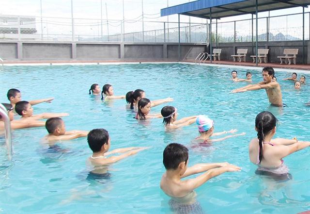 Trẻ em cần được học bơi trong trường học