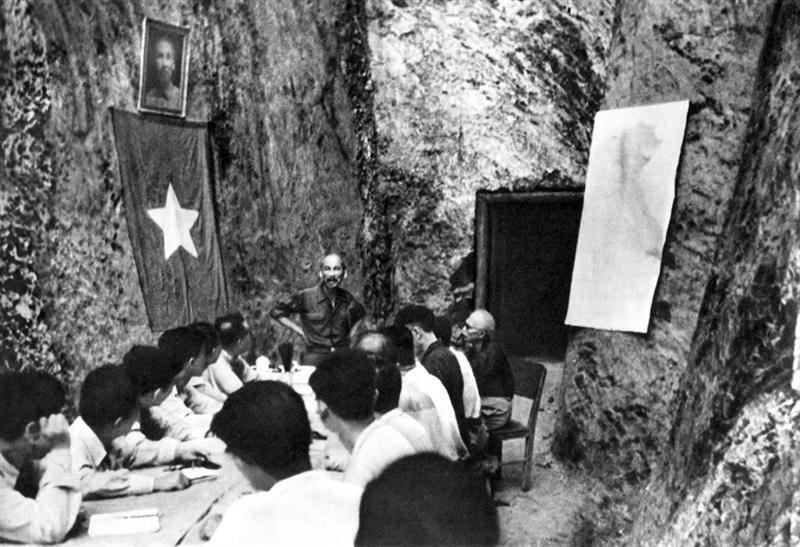 Chủ tịch Hồ Chí Minh chủ trì một phiên họp Hội đồng Chính phủ ngay sau chiến thắng Điện Biên Phủ. Ảnh tư liệu