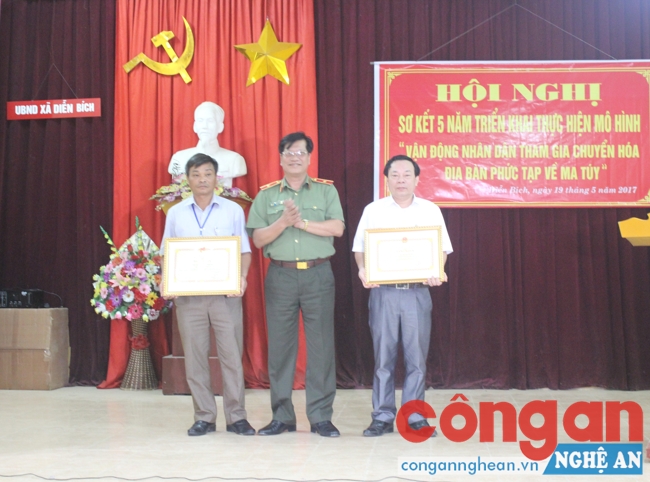 Thiếu tướng Lương Ngọc Dương tặng Bằng khen của Bộ Công an cho cán bộ và nhân dân xã Diễn Bích