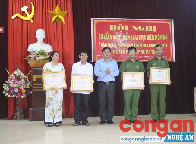 Đồng chí Phạm Xuân Sánh, Phó chủ tịch UBND huyện Diễn Châu tặng giấy khen cho cá nhân có thành tích xuất sắc