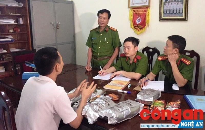 Thượng tá Trần Phúc Thịnh, Trưởng phòng Cảnh sát Môi trường chỉ đạo Đội 4 lập biên bản thu giữ tang vật café các loại  