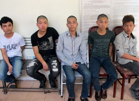 Nhóm đòi nợ thuê bằng “bom bẩn” vừa bị Công an phường Dịch Vọng (Cầu Giấy, Hà Nội) bắt giữ.