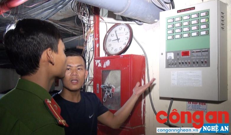 Cảnh sát PC&CC phát hiện bảng điều khiển hệ thống báo cháy tự động của chung cư Tân Thịnh không hoạt động