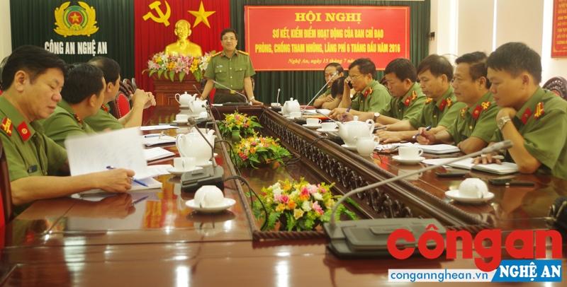 Đồng chí Đại tá Hồ Văn Tứ, Phó Giám đốc Công an tỉnh phát biểu chỉ đạo về công tác phòng, chống tham nhũng, lãng phí của Công an Nghệ An