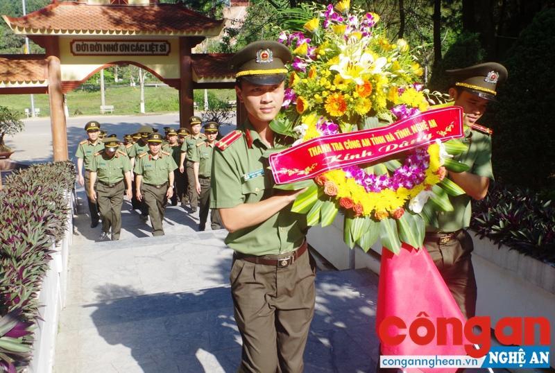 Cán bộ, chiến sỹ Thanh tra Công an tỉnh dâng hoa tại Khu di tích Truông Bồn