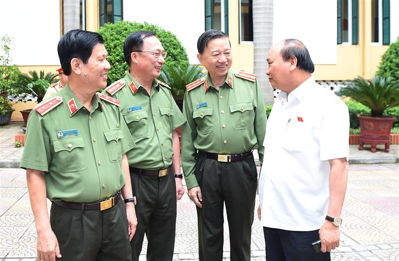 Thủ tướng Nguyễn Xuân Phúc trò chuyện với các đại biểu tham dự hội nghị. Ảnh: VGP/.Quang Hiếu