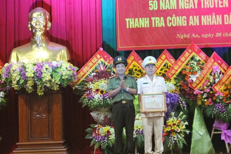 Thừa ủy quyền Bộ trưởng Bộ Công an, đồng chí Đại tá Hồ Văn Tứ tặng Bằng khen của Bộ trưởng Bộ Công an cho đồng chí có thành tích xuất sắc.