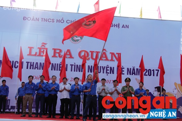 Dưới sự chứng kiến của các ban, ngành và huyện Diễn Châu, đại diện cơ sở đoàn nhận lá cờ truyền thống hưởng ứng chiến dịch