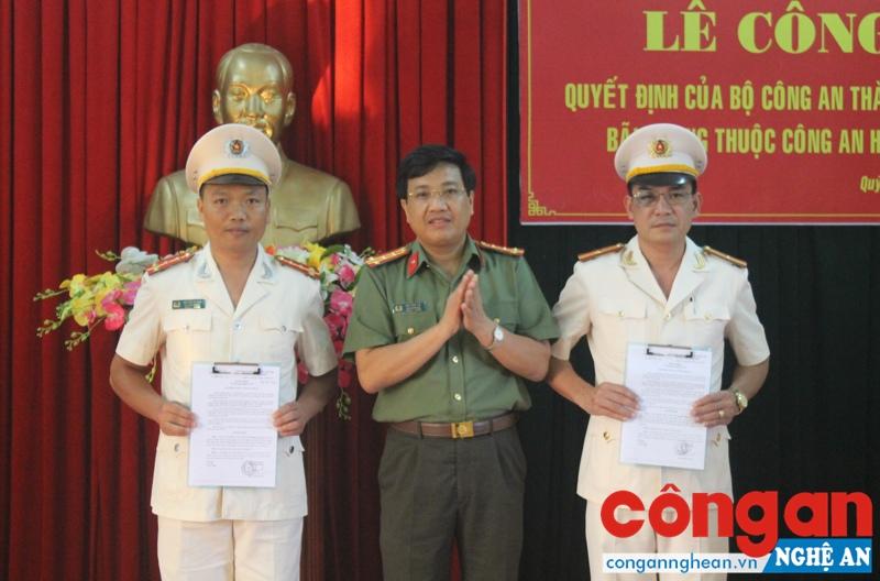 Đồng chí Đại tá Hồ Văn Tứ trao quyết định điều động và bổ nhiệm chức vụ Trưởng đồn, Phó trưởng đồn cho các đồng chí.