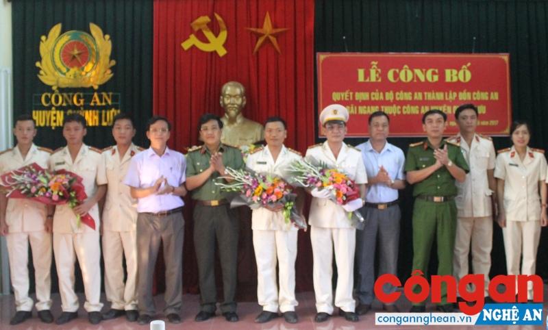 Lãnh đạo Công an tỉnh, lãnh đạo UBND huyện Quỳnh Lưu tặng hoa chúc mừng Đồn Công an Bãi Ngang.