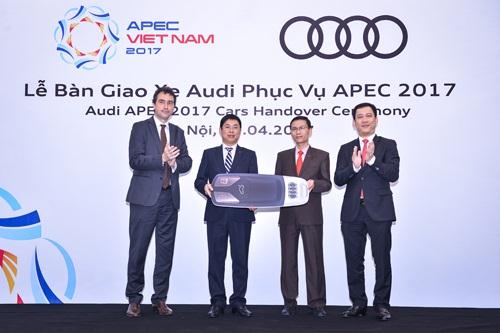 Đại diện Audi trao chìa khóa tượng trưng cho đại diện đơn vị tổ chức APEC 2017