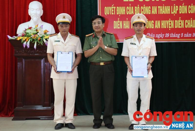 Đại tá Hồ Văn Tứ trao quyết định bổ nhiệm Đồn trưởng, Đồn phó Đồn Công an Diễn Hải