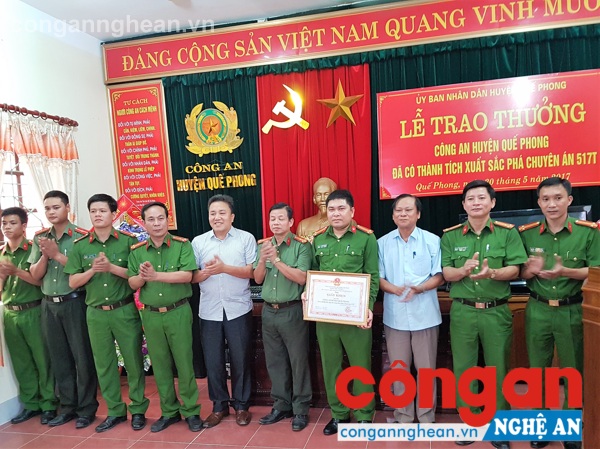 Các đồng chí Lữ Đình Thi, Lê Văn Giáp chúc mừng, trao thưởng Công an huyện Quế Phong