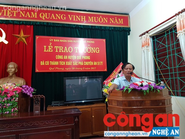 Đồng chi Lữ Đình Thi- Bí thư Huyện ủy phát biểu chúc mừng và giao nhiệm vụ cho Công an huyện