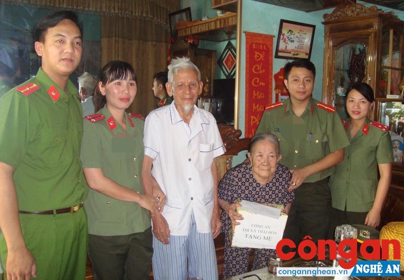 Tuổi trẻ Công an TX Thái Hòa thăm, tặng quà mẹ Việt Nam anh hùng Nguyễn Thị Nhỏ