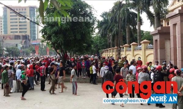 Một số giáo dân bị kích động kéo đến tụ tập trước trụ sở Công an huyện Diễn Châu