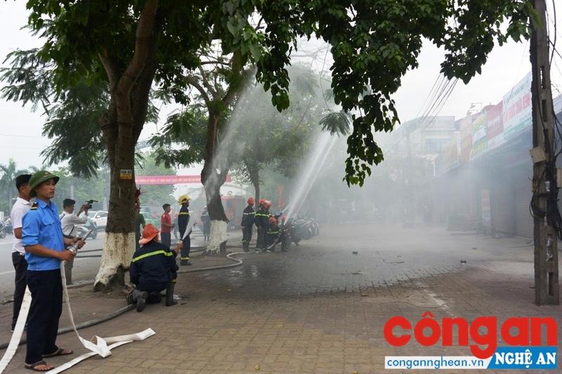 Lực lượng Cảnh sát PC&CC thực tập phương án chữa cháy tại chợ Quán Lau