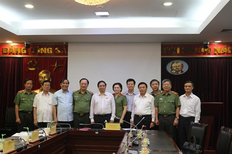 Đồng chí Phạm Minh Chính cùng các đại biểu tại buổi làm việc.
